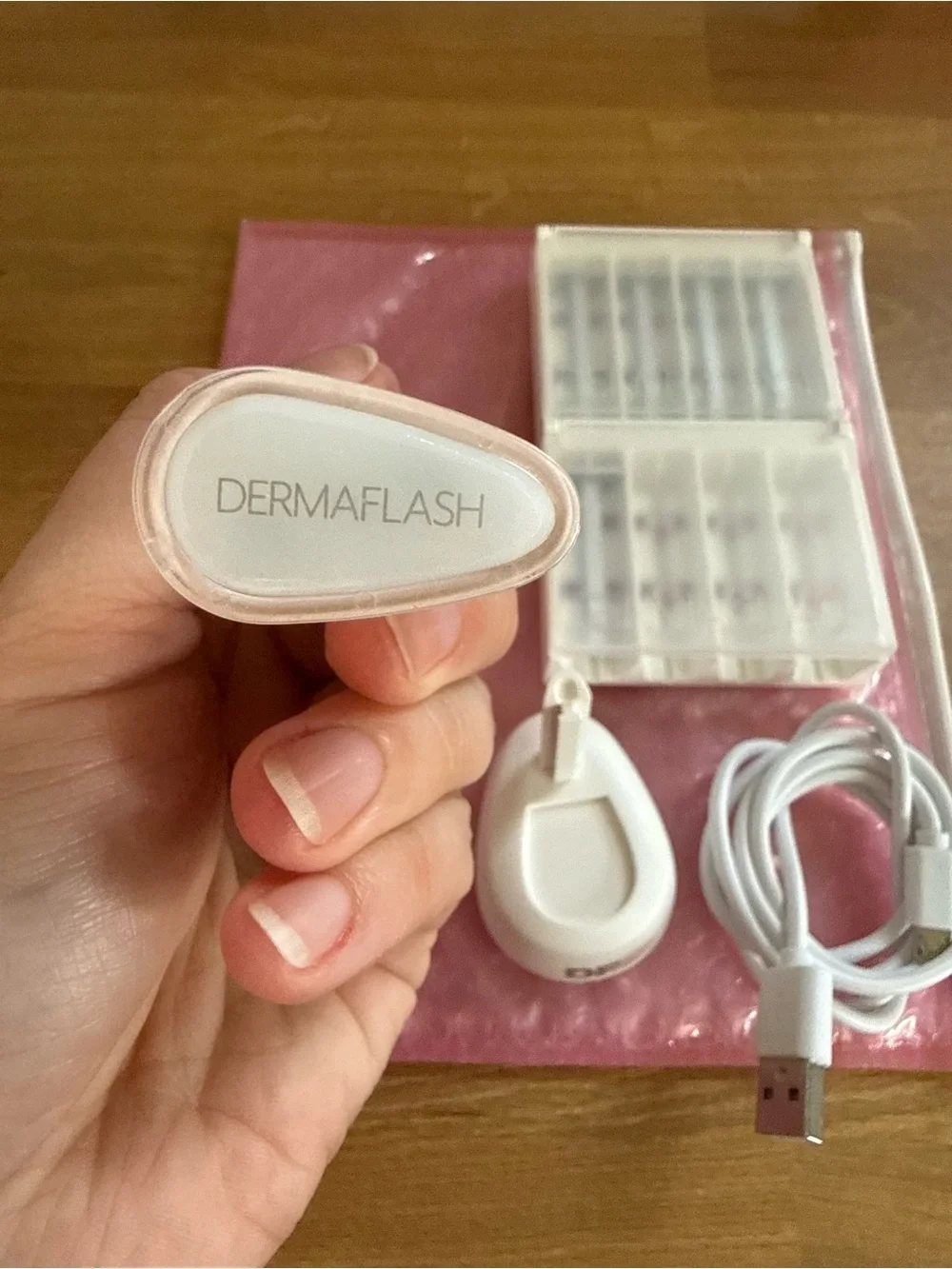 EUC Dermaflash Luxe+ Sonic Dermaplaning + Peach Fuzz Removal Set